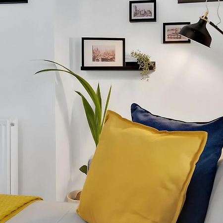 City Centre 2 Bedroom Apt - Free Parking - Wifi - Smart Tv بلايموث المظهر الخارجي الصورة