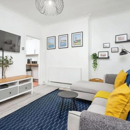 City Centre 2 Bedroom Apt - Free Parking - Wifi - Smart Tv بلايموث المظهر الخارجي الصورة
