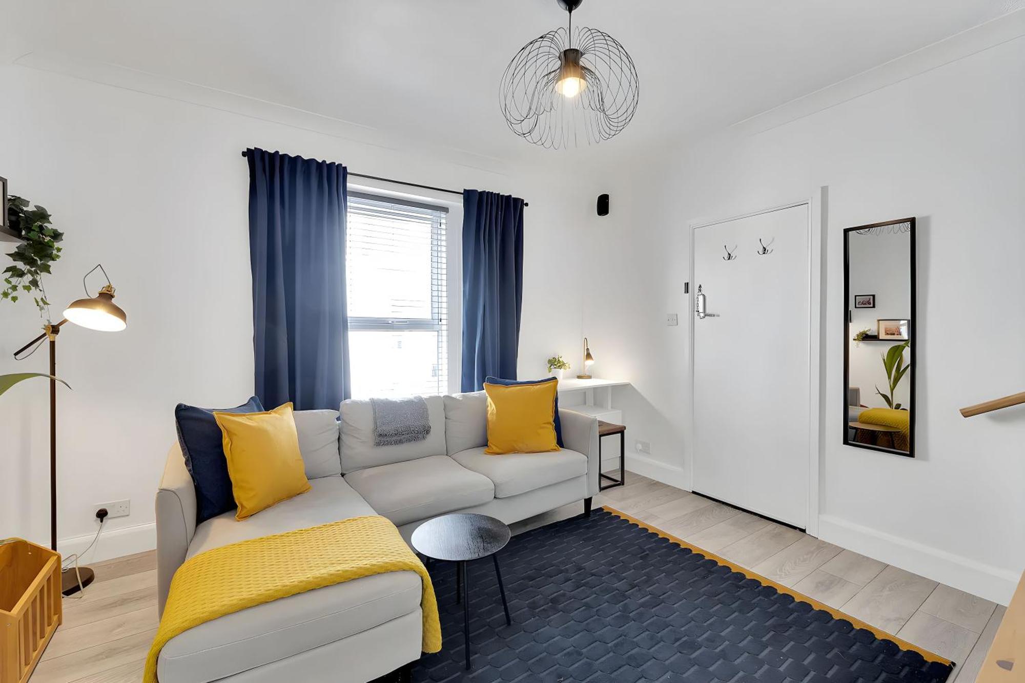 City Centre 2 Bedroom Apt - Free Parking - Wifi - Smart Tv بلايموث المظهر الخارجي الصورة
