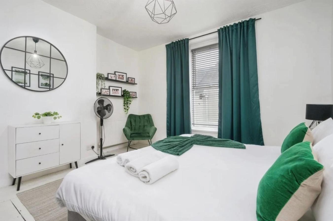 City Centre 2 Bedroom Apt - Free Parking - Wifi - Smart Tv بلايموث المظهر الخارجي الصورة